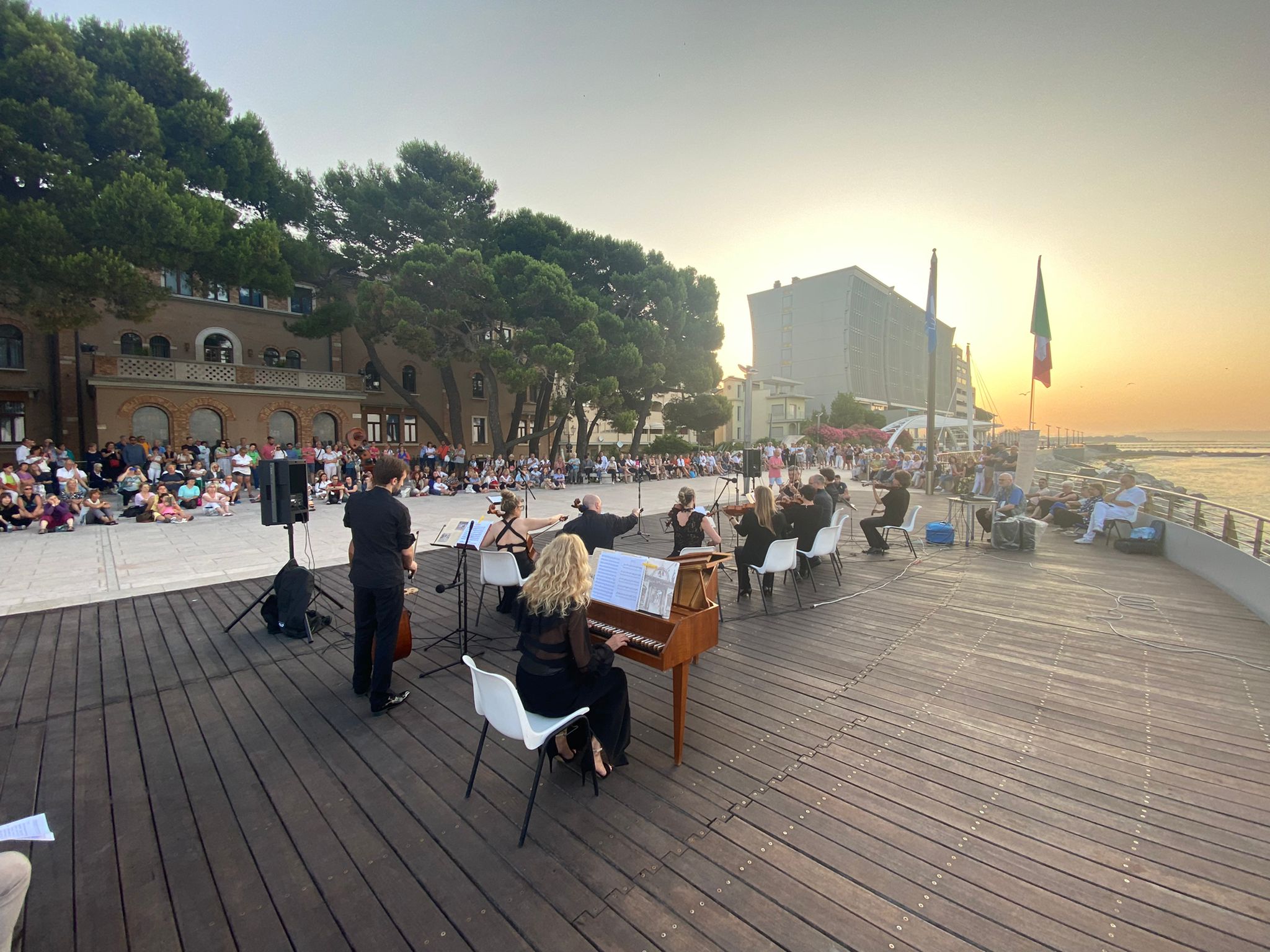 Immagine per All'alba per la messa e il concerto del solstizio: torna la magia sulla diga di Grado